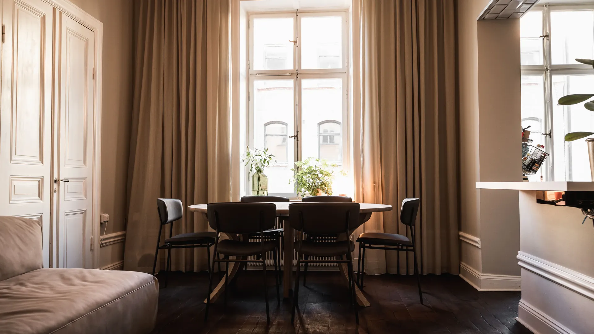 Brindle Måttbeställda gardiner i matrum